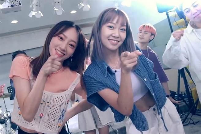 杨文科形象MV邀请新竹攻城狮的慕狮女孩啦啦队阙阙和侯芳参与拍摄。（杨文科竞总提供／罗浚滨新竹传真）