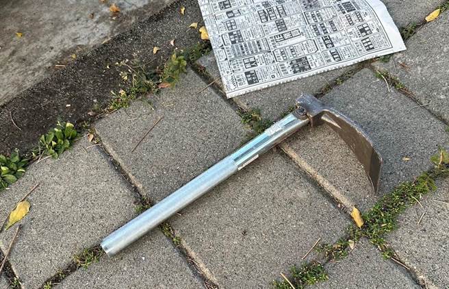 高雄市岡山警方找到林男恐嚇吳男的鋤頭一把。（翻攝照片／林瑞益高雄傳真）