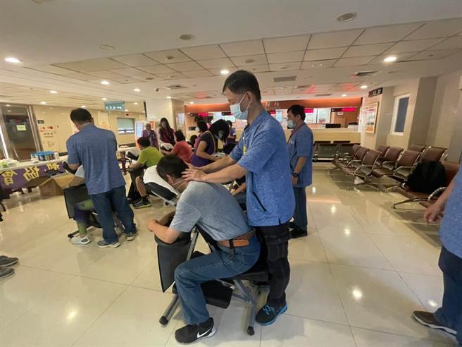 基隆市陽明海運自11月起，正式僱用了9名視障按摩師，在企業內提供員工專業的按摩服務。（基隆市政府提供／張志康基隆傳真）