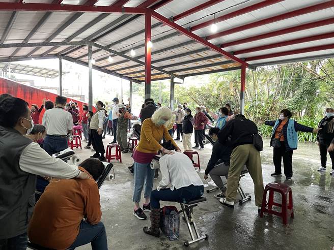 基隆市陽明海運自11月起，正式僱用了9名視障按摩師，在企業內提供員工專業的按摩服務。（基隆市政府提供／張志康基隆傳真）