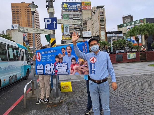 曾献莹在大安文山区拜票，遇到的选民素质都很高，选民在意候选人对市政的想法及能力。(图片来源/曾献莹提供。)
