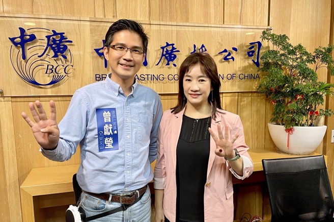 曾献莹与中广节目主持人王浅秋合影。(图片来源/曾献莹提供。)
