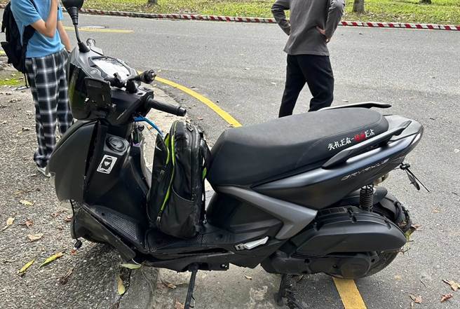 东华大学19岁洪姓男生骑乘机车校园发生意外，机车几乎全毁。（图／民眾提供）