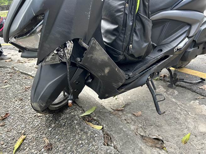 东华大学19岁洪姓男生骑乘机车校园发生意外，机车几乎全毁。（图／民眾提供）
