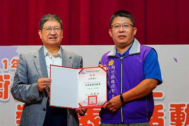 縣長楊文科（左）表揚特殊績優志工江源富。（羅浚濱攝）