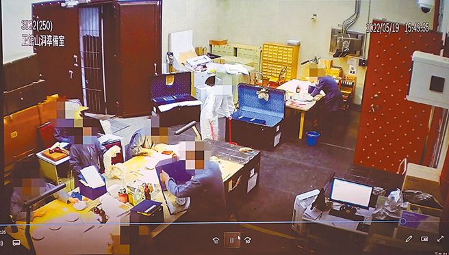 故宫发生文物毁损问题，清乾隆青花花卉盘破损过程的监视画面曝光。（资料照片/刘宗龙翻摄）