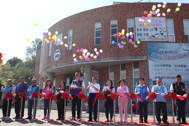 竹栋镇立游泳池及羽球馆竣工，县长杨文科（右六）出席竣工典礼。（邱立雅摄）