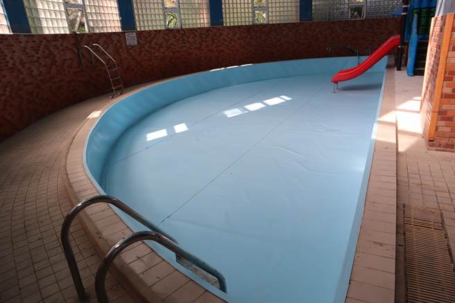 竹东镇立游泳竣工，不过有民眾发现泳池及儿童池底部及池壁不平整，不过公所回应表示防水布下的空气会渐渐排出。（邱立雅摄）