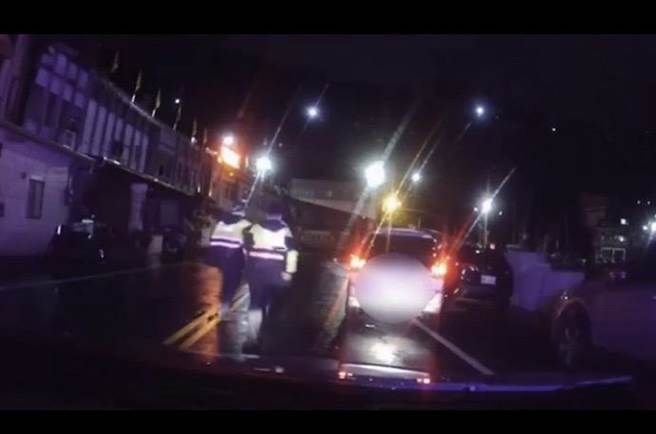 宜兰县苏澳镇1名50岁李姓女子驾驶自小客车，擦撞路边停放车辆后驾车逃逸。（宜警局苏澳分局提供／吴佩蓉宜兰传真）