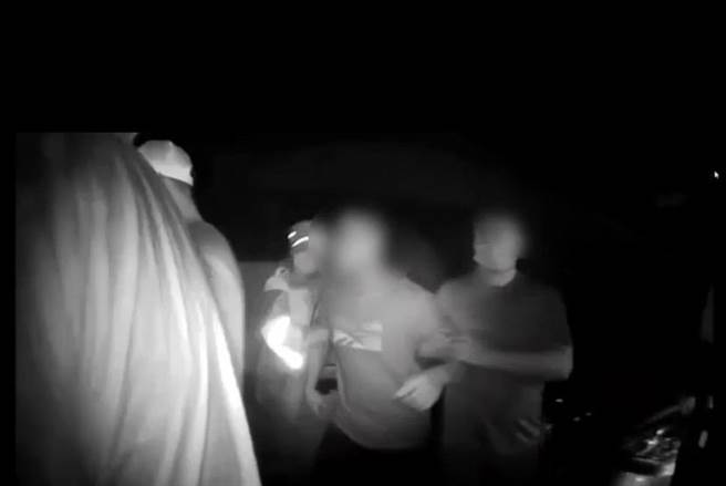 肇事李嫌的3位友人还到事故现场叫嚣、与警察同仁推拉。（宜警局苏澳分局提供／吴佩蓉宜兰传真）
