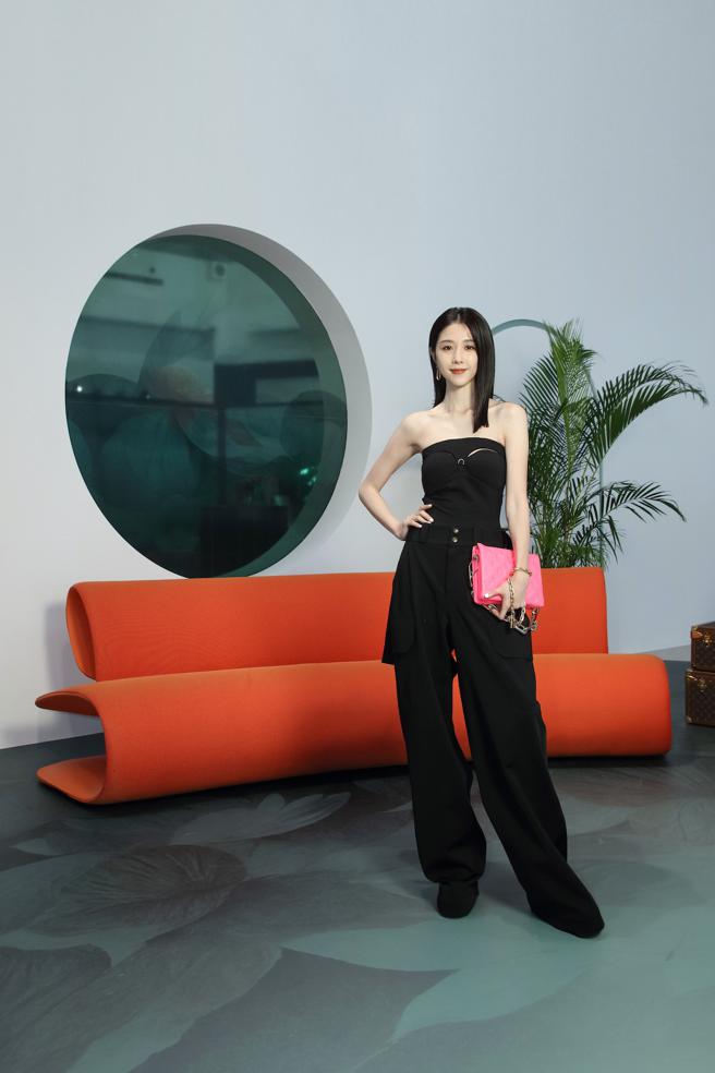 女星邵雨薇穿上LV 2023早春服装，大秀蚂蚁腰。（LV提供）