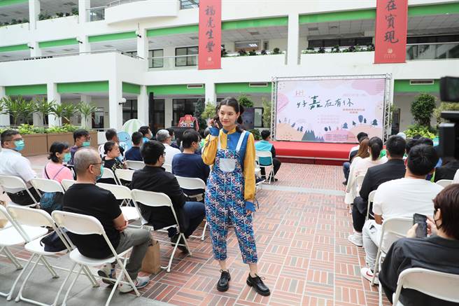 「嘉義縣青年孵化讚」今第2屆成果展上，青年朋友穿上連衣連文創工作室所設計的服飾走秀，讓全場驚豔不已。（嘉義縣政府提供∕呂妍庭嘉義傳真）