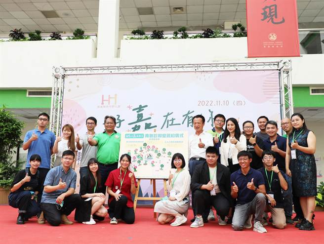 嘉義縣政府近年來鼓勵青年返鄉及在地青創培力，打造專屬於嘉義縣青年的創業網路平台「嘉義縣青年孵化讚」，今舉辦成果展。（嘉義縣政府提供∕呂妍庭嘉義傳真）