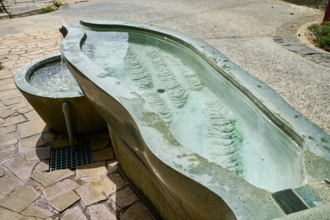 设计为台湾形状的净手矿泉汤。 （图/ 行遍天下）