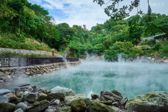 终年充满氤氲雾气的地热谷。 （图/ 行遍天下）