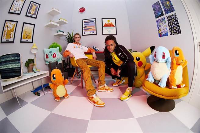 Pokemon系列短袖T恤 1380元、Slipstream CHARMANDER 3680元(左)；Pokemon系列T7立领外套3080元、Pokemon系列短袖T恤1380元、Pokemon系列T7长裤2780元、RS-X PIKACHU 4080元(右)。（PUMA提供）