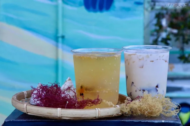 品嚐一杯石花冻饮。（图/ 行遍天下）