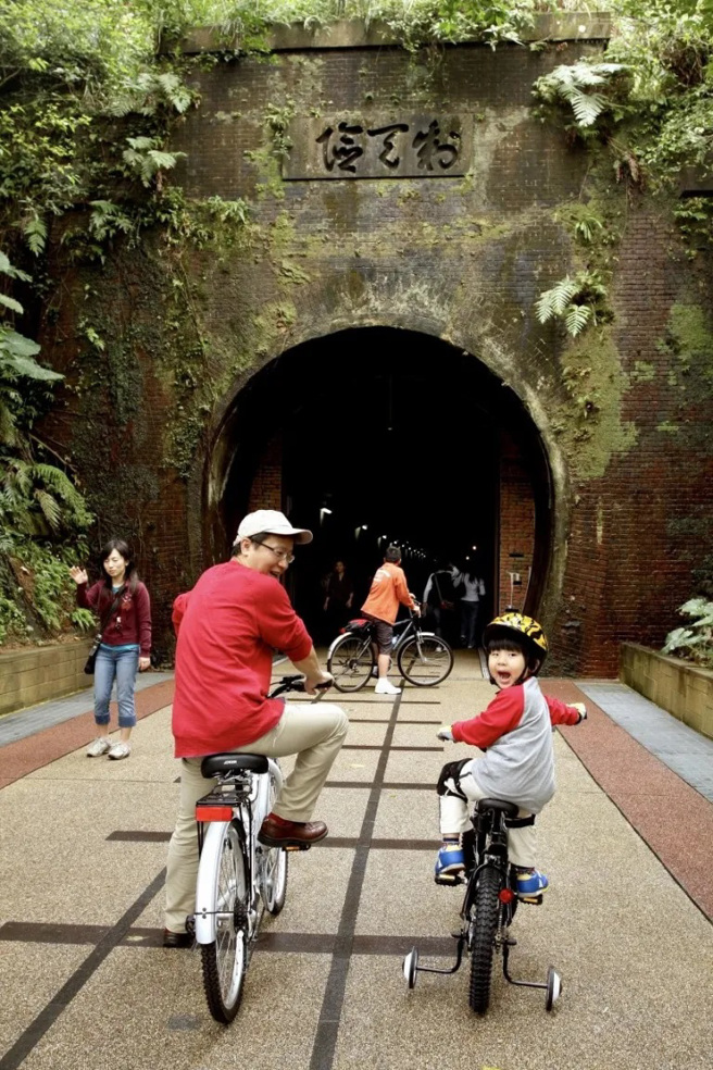 旧草岭隧道自行车路线规划完善，适合亲子共游。（图/ 行遍天下）