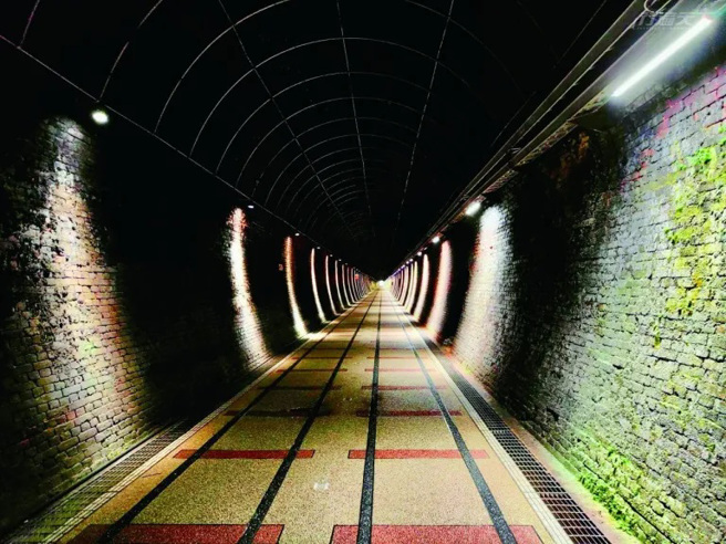 铁路改建的铁马隧道，据说就是民谣「丢丢铜仔」里所提到的山洞。（图/ 行遍天下）

