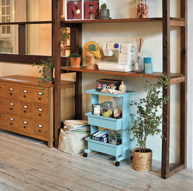 台隆手創館獨家LiSE矮形三段隙縫櫃-藍，售價1980元，特價1111元。（台隆手創館提供）