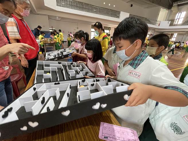 台中市富春國小科學闖關活動熱鬧登場，現場設有12個關卡，小朋友們力拚過關斬將。（富春國小提供／陳淑娥台中傳真）