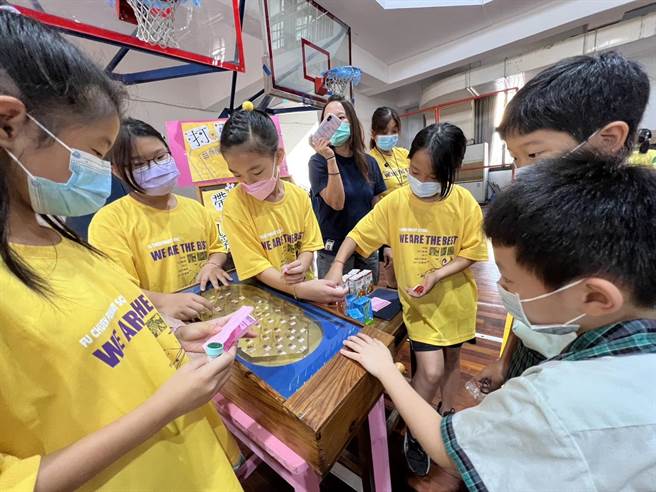 台中市富春國小科學闖關活動熱鬧登場，現場設有12個關卡，小朋友們力拚過關斬將。（富春國小提供／陳淑娥台中傳真）