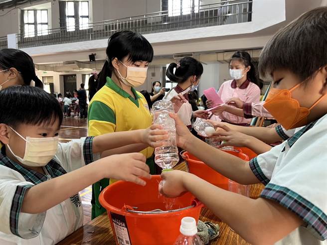 台中市富春國小科學闖關活動熱鬧登場，現場設有12個關卡，小朋友們力拚過關斬將。（富春國小提供／陳淑娥台中傳真）