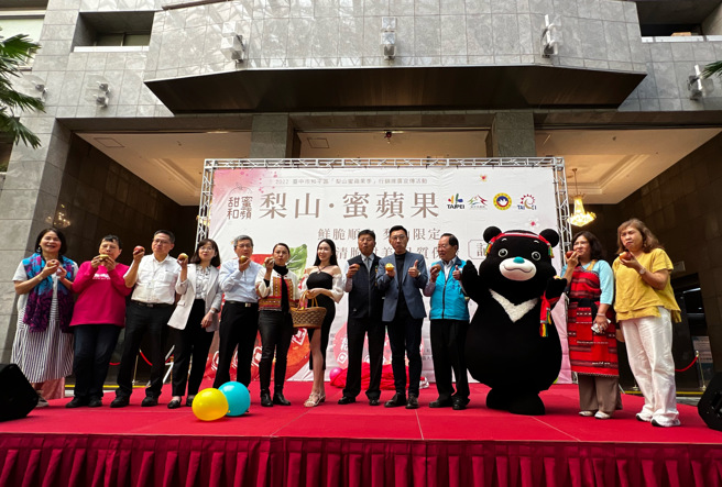 和平区公所吴万福区长特地北上赴臺北市政府出席行销活动，立委江启臣立委、台北市议员李傅中武、台中市议员林荣进也蒞临会场助阵，要把和平区本土蜜苹果推荐给更多朋友，打通更多通路。(台北市原民会提供)