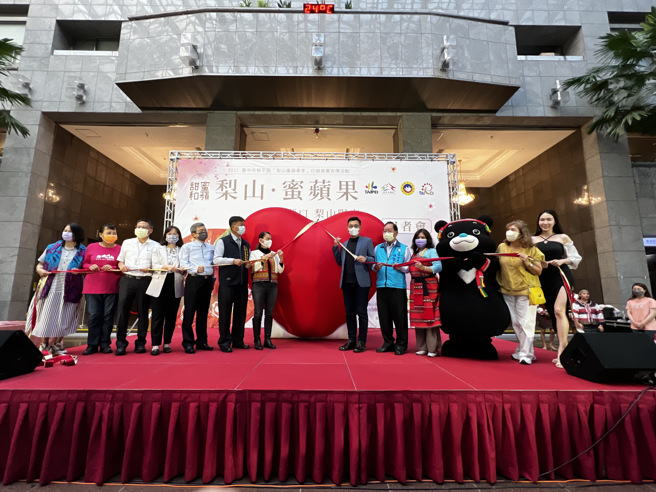 和平区公所吴万福区长特地北上赴臺北市政府出席行销活动，立委江启臣立委、台北市议员李傅中武、台中市议员林荣进也蒞临会场助阵，要把和平区本土蜜苹果推荐给更多朋友，打通更多通路。(台北市原民会提供)