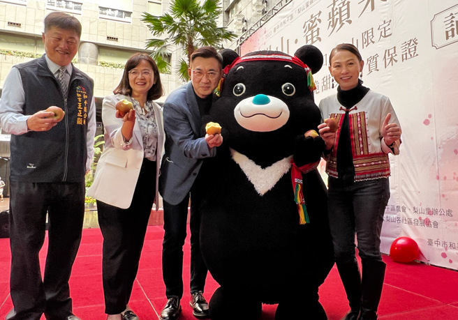 和平区公所吴万福区长特地北上赴臺北市政府出席行销活动，立委江启臣立委、台北市议员李傅中武、台中市议员林荣进也蒞临会场助阵，要把和平区本土蜜苹果推荐给更多朋友，打通更多通路。(台北市原民会提供)
