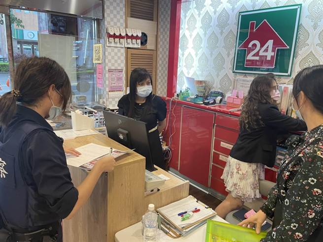 高雄警方向房仲业者宣导，多加留意租赁房屋的人流情况。（翻摄照片／崔正纲高雄传真）