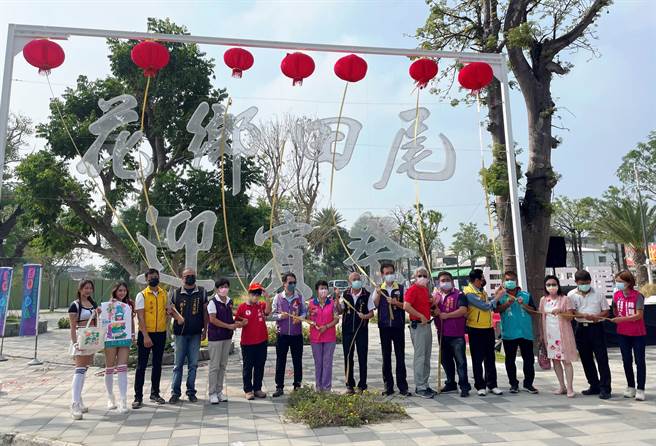 由田尾乡公所与彰化县田尾休閒农业协会联合主办的2022花乡田尾迎宾祭活动，10日上午在田尾公路花园游客中心热闹展开。(吴建辉摄)