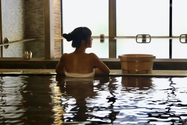 福隆海洋温泉採自枋脚断层地底下1,500公尺挖掘萃取，矿物值含量是平地温泉的30倍以上，杀菌又保溼，是经典美人汤。（图/ 行遍天下）