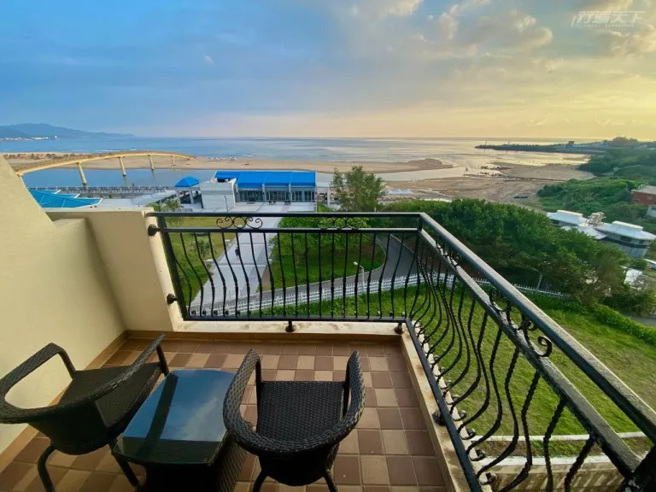 海景客房有专属阳台可以眺望绝美海景、彩虹桥与星巴克福隆观海门市。（图/ 行遍天下）