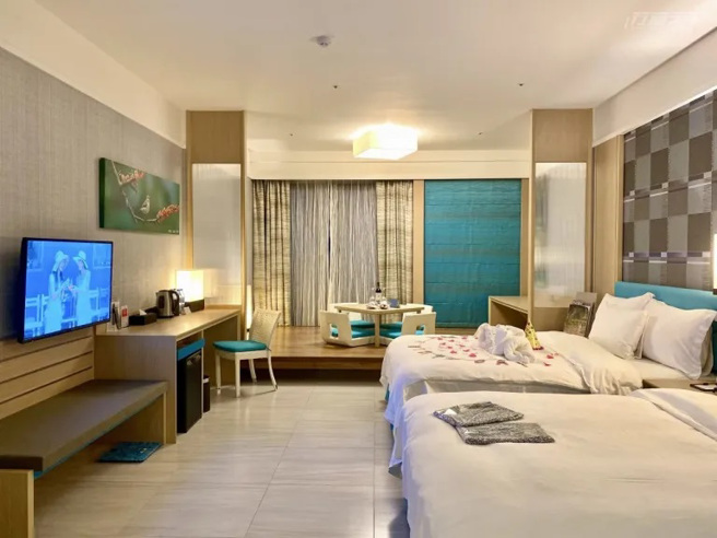 海景温泉客房配备专属温泉浴池、两大床及和式休憩区。（图/ 行遍天下）