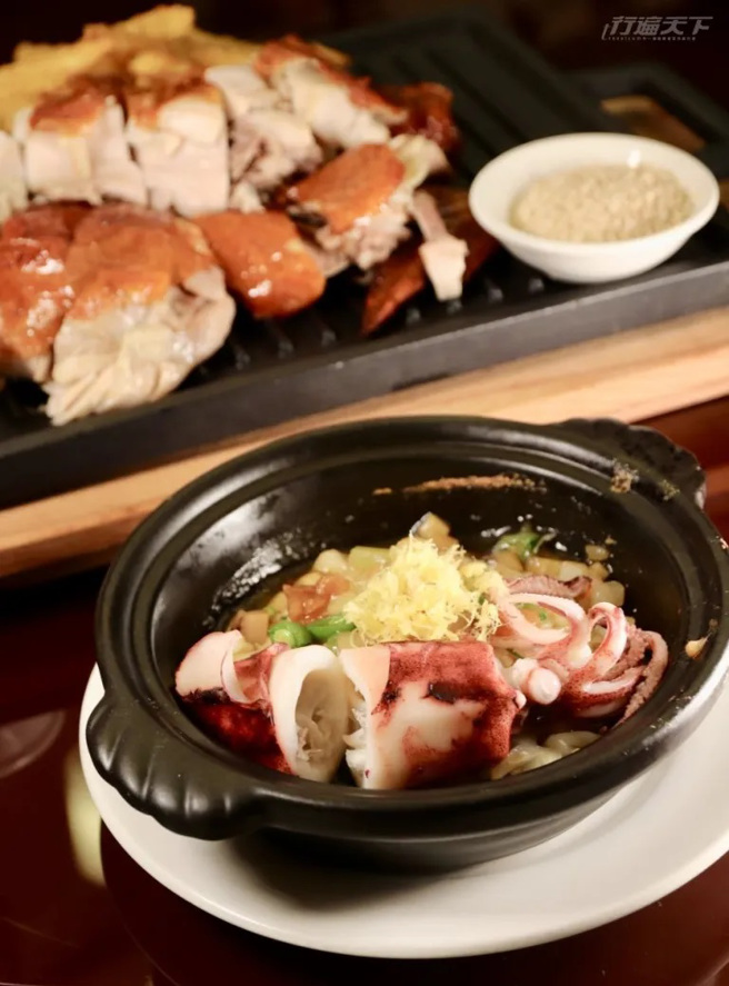 福粤楼的渔夫饭以杂烩海鲜丁拌饭当基底加上大溪渔港新鲜小卷，每一口都是满满的海味。（图/ 行遍天下）