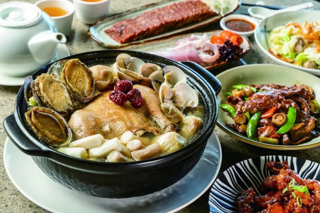 福粤楼的山海发财锅，以绵密山药、水嫩九孔鲍、蛤蜊和老母鸡熬煮，汤头甜美回甘。（图/ 行遍天下）