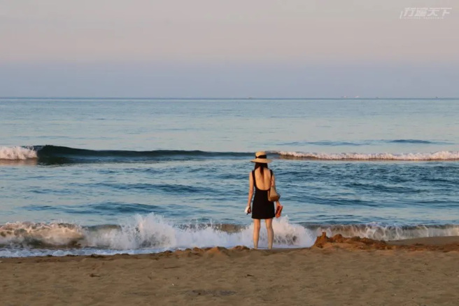 福隆海水浴场以金色沙滩闻名，被誉北台湾黄金海岸。（图/ 行遍天下）