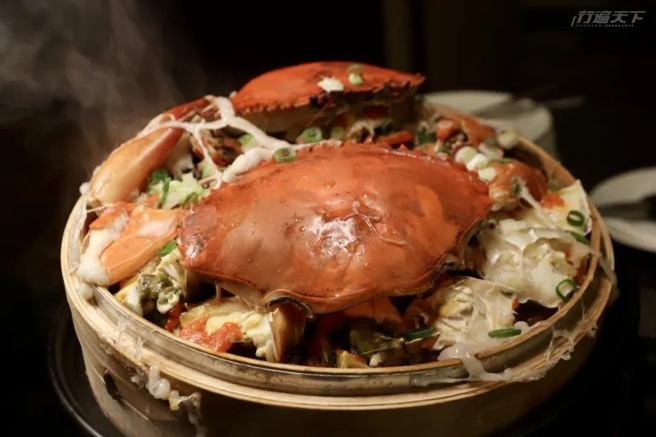 秋蟹料理「港式腊味红蟳米糕」。（图/ 行遍天下）