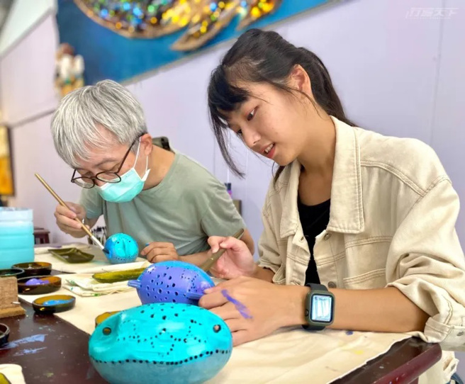 彩绘浮球DIY。（图/ 行遍天下）