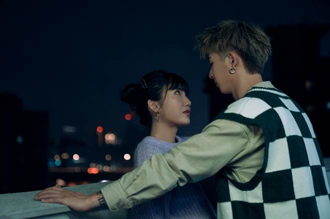 林亭翰在〈再装就不像了〉MV里与女主角亲密互动。（青田音乐提供）