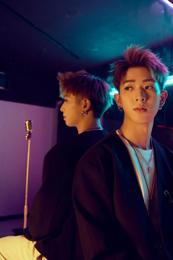 林亭翰透过新歌〈再装就不像了〉唱出感情观。（青田音乐提供）