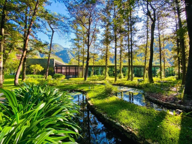 群山環繞的虹夕諾雅 谷關，是日本星野集團在臺灣打造的頂級溫泉度假村，水之庭園四季皆美。（圖/ 行遍天下）
