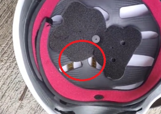 1名妈妈要载女儿出门前，不慎将机车上的安全帽掉落，才发现安全帽内藏条蛇。（翻摄自微博）