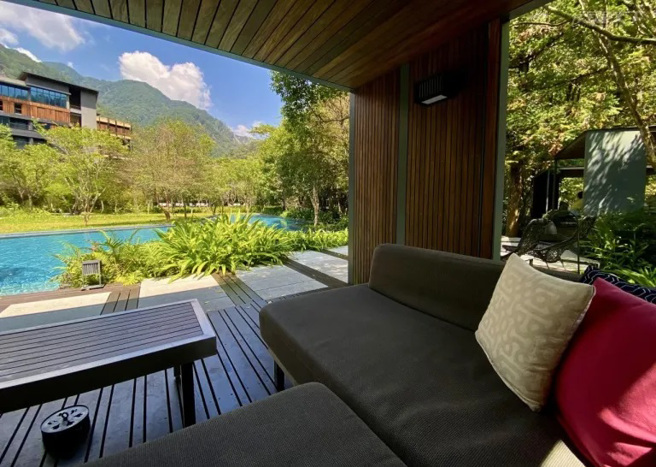 湛藍泳池位於度假村中心，宛如森林中的湖泊，即使不下水，也能在涼亭休憩、欣賞秋冬景色。（圖/ 行遍天下）