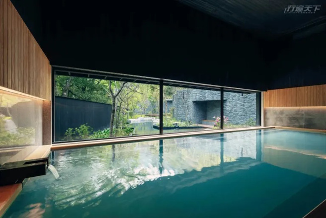 從飄著淡淡檜木香的室內大浴場可通往戶外露天溫泉，設計和氣氛營造皆沿襲日式裸湯傳統。（圖片提供/虹夕諾雅 谷關）