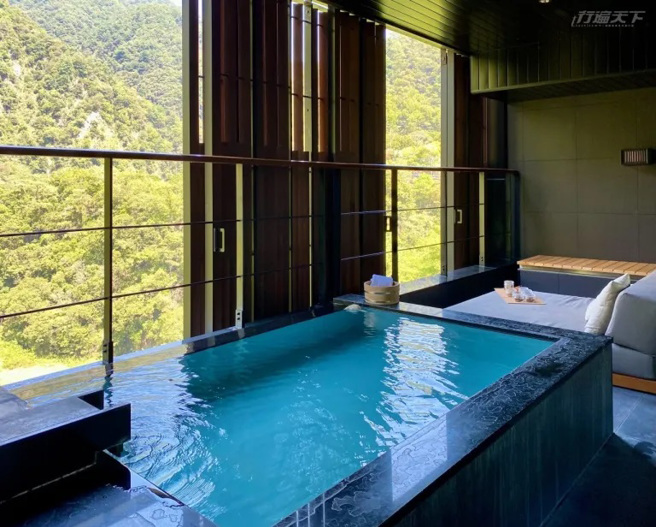 「月見」房型的溫泉休憩區是其他房型的兩倍大，泡湯後，一旁就有沙發賞景。（圖/ 行遍天下）