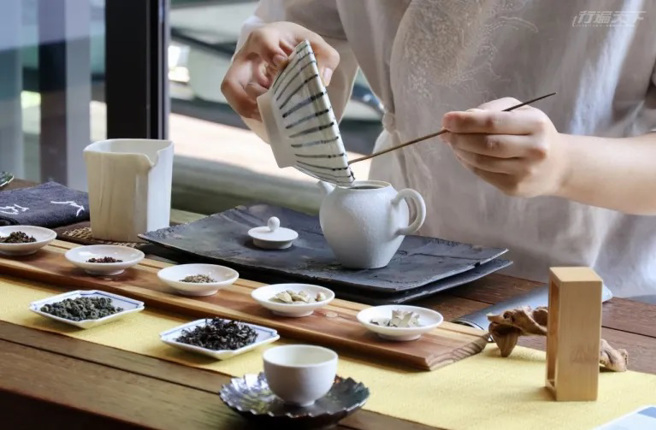 參加「暖活益身」免疫力提升秋冬限定專案，舉凡隨風森展活動、客房溫泉藥浴包和香料茶席體驗，皆有專屬服務人員。（圖/ 行遍天下）