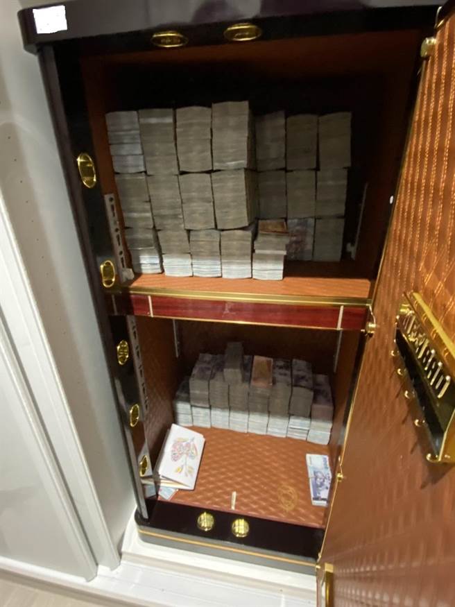 检方在2人七期豪宅住处起出1座「小金库」，查扣不法所得现金5千余万及名车名表等（台中地检署提供／张妍溱台中传真）