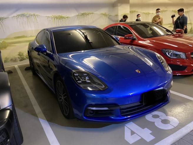 检方在2人七期豪宅住处起出1座「小金库」，查扣不法所得现金5千余万及名车名表等（台中地检署提供／张妍溱台中传真）